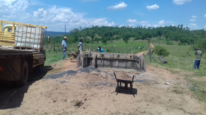 A Secretaria de Agricultura, Pecuária, Abastecimento e Agronegócios de Araguari continua realizando ações de recuperação nas estradas vicinais do município com a instalação necessárias de mata-burros.