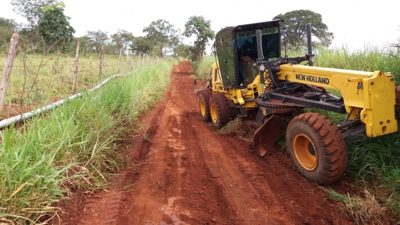 A Prefeitura de Araguari, através da Secretaria de Obras inicia a semana com várias frentes de trabalho na recuperação das estradas da zona rural do município.