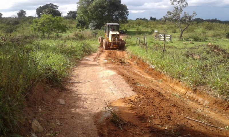 A Prefeitura de Araguari, através da Secretaria de Obras inicia a semana com várias frentes de trabalho na recuperação das estradas da zona rural do município.