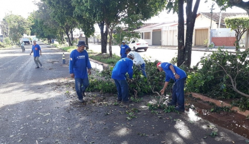 O prefeito Marcos Coelho emitiu determinação aos titulares das pastas de Serviços Urbanos, Obras e Trânsito e Transporte, para que iniciem de imediato um completo diagnóstico abrangendo o setor urbano, suburbano e periférico da cidade do Araguari, a fim de identificar os danos provocados pela forte precipitação pluviométrica ocorrida na tarde desta terça-feira (05) e também os reparos emergenciais necessários.