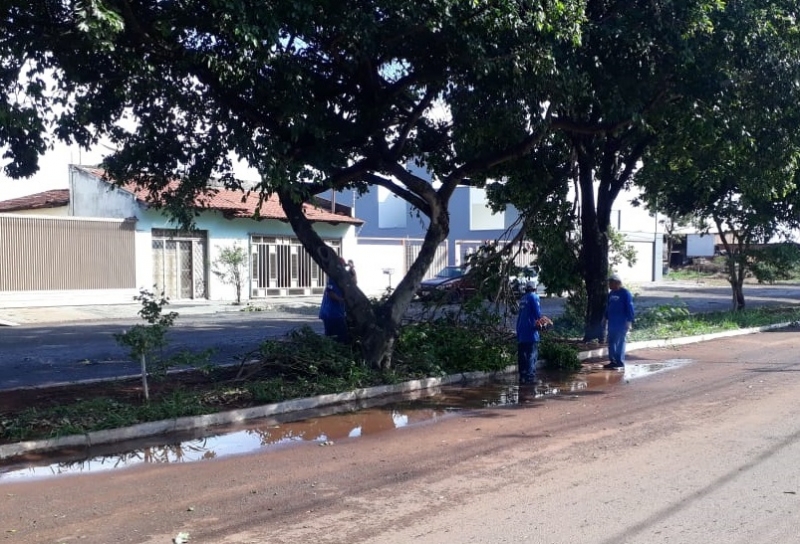 O prefeito Marcos Coelho emitiu determinação aos titulares das pastas de Serviços Urbanos, Obras e Trânsito e Transporte, para que iniciem de imediato um completo diagnóstico abrangendo o setor urbano, suburbano e periférico da cidade do Araguari, a fim de identificar os danos provocados pela forte precipitação pluviométrica ocorrida na tarde desta terça-feira (05) e também os reparos emergenciais necessários.