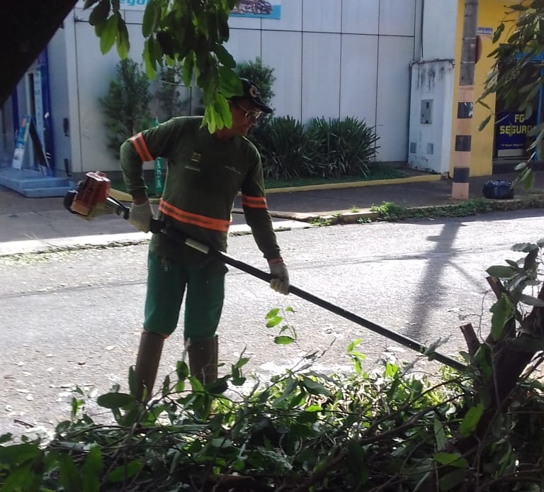 O prefeito Marcos Coelho emitiu determinação aos titulares das pastas de Serviços Urbanos, Obras e Trânsito e Transporte, para que iniciem de imediato um completo diagnóstico abrangendo o setor urbano, suburbano e periférico da cidade do Araguari, a fim de identificar os danos provocados pela forte precipitação pluviométrica ocorrida na tarde desta terça-feira (05) e também os reparos emergenciais necessários.