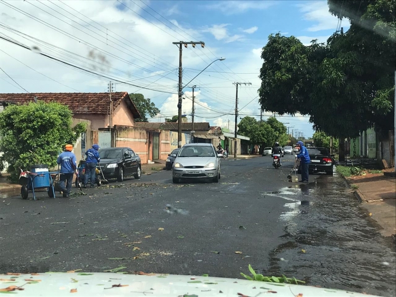 O prefeito Marcos Coelho emitiu determinação aos titulares das pastas de Serviços Urbanos, Obras e Trânsito e Transporte, para que iniciem de imediato um completo diagnóstico abrangendo o setor urbano, suburbano e periférico da cidade do Araguari, a fim de identificar os danos provocados pela forte precipitação pluviométrica ocorrida na tarde desta terça-feira (05) e também os reparos emergenciais necessários.