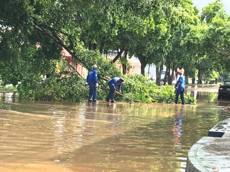 O prefeito Marcos Coelho emitiu determinação aos titulares das pastas de Serviços Urbanos, Obras e Trânsito e Transporte, para que iniciem de imediato um completo diagnóstico abrangendo o setor urbano, suburbano e periférico da cidade do Araguari, a fim de identificar os danos provocados pela forte precipitação pluviométrica ocorrida na tarde desta terça-feira (05) e também os reparos emergenciais necessários.