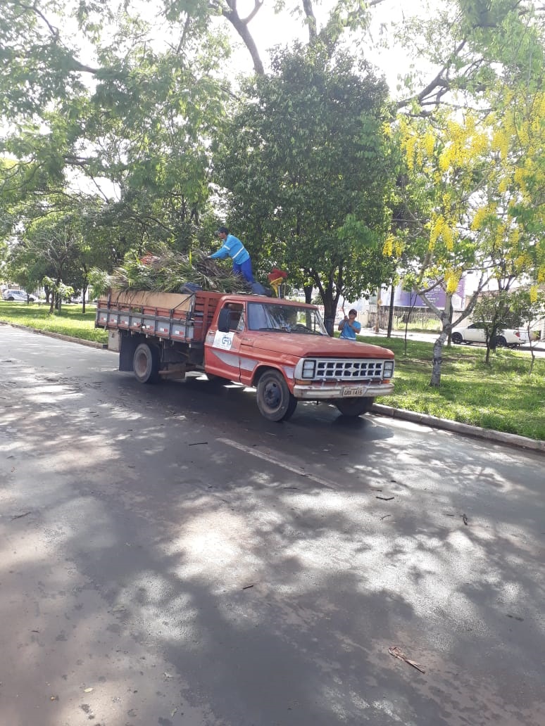 O prefeito Marcos Coelho emitiu determinação aos titulares das pastas de Serviços Urbanos, Obras e Trânsito e Transporte, para que iniciem de imediato um completo diagnóstico abrangendo o setor urbano, suburbano e periférico da cidade do Araguari, a fim de identificar os danos provocados pela forte precipitação pluviométrica ocorrida na tarde desta terça-feira (05) e também os reparos emergenciais necessários.