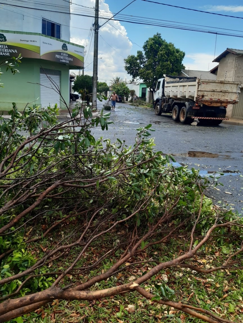 O prefeito Marcos Coelho emitiu determinação aos titulares das pastas de Serviços Urbanos, Obras e Trânsito e Transporte, para que iniciem de imediato um completo diagnóstico abrangendo o setor urbano, suburbano e periférico da cidade do Araguari, a fim de identificar os danos provocados pela forte precipitação pluviométrica ocorrida na tarde desta terça-feira (05) e também os reparos emergenciais necessários.