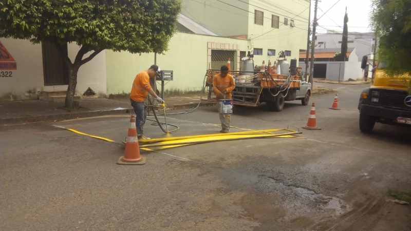 A Prefeitura de Araguari, por meio da Secretaria de Transito, Transporte e Mobilidade Urbana continuam o trabalho de manutenção da sinalização estratigráfica nas ruas e avenidas da cidade. Desde que os trabalhos foram iniciados no ano passado não ocorreram grandes paralisações e vários bairros, a região central e os Distritos de Amanhece e Piracaíba receberam o benefício.