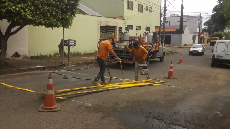 A Prefeitura de Araguari, por meio da Secretaria de Transito, Transporte e Mobilidade Urbana continuam o trabalho de manutenção da sinalização estratigráfica nas ruas e avenidas da cidade. Desde que os trabalhos foram iniciados no ano passado não ocorreram grandes paralisações e vários bairros, a região central e os Distritos de Amanhece e Piracaíba receberam o benefício.