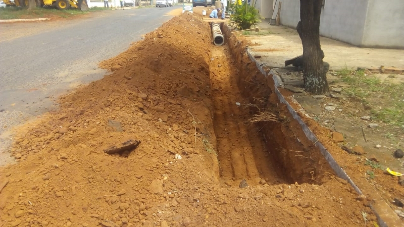 A Prefeitura de Araguari, através da Secretaria de Obras trabalha na finalização das obras que visam possibilitar o melhor  escoamento das águas das chuvas na Rua Jaime de Araújo, Bairro Santa Terezinha. 