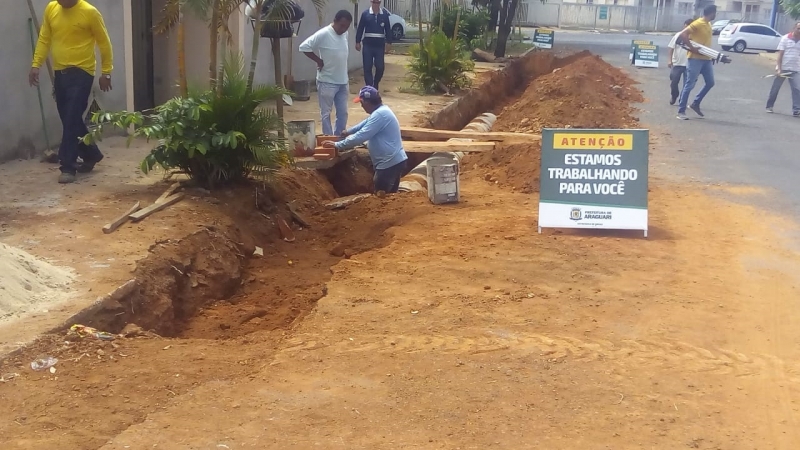 A Prefeitura de Araguari, através da Secretaria de Obras trabalha na finalização das obras que visam possibilitar o melhor  escoamento das águas das chuvas na Rua Jaime de Araújo, Bairro Santa Terezinha. 