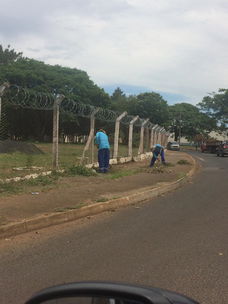 A Prefeitura de Araguari, através da Secretaria de Serviços Urbanos e Distritais promove nos três últimos dias desta semana, a limpeza das vias pública que acumularam muita sujeira com a chuva forte que atingiu a cidade na terça-feira (05).