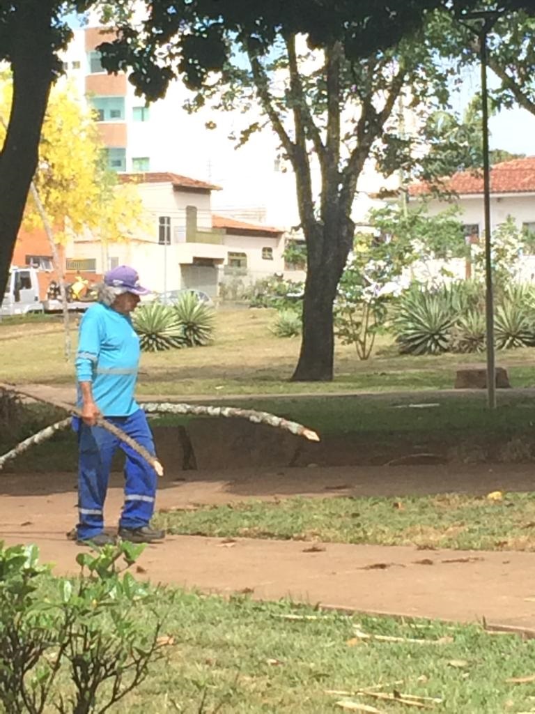 A Prefeitura de Araguari, através da Secretaria de Serviços Urbanos e Distritais promove nos três últimos dias desta semana, a limpeza das vias pública que acumularam muita sujeira com a chuva forte que atingiu a cidade na terça-feira (05).