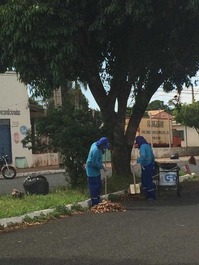 A Prefeitura de Araguari, através da Secretaria de Serviços Urbanos e Distritais promove nos três últimos dias desta semana, a limpeza das vias pública que acumularam muita sujeira com a chuva forte que atingiu a cidade na terça-feira (05).