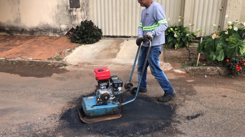 A Prefeitura de Araguari, através da Secretaria de Obras informa sobre operação tapa-buracos realizada nesta quinta-feira (07)