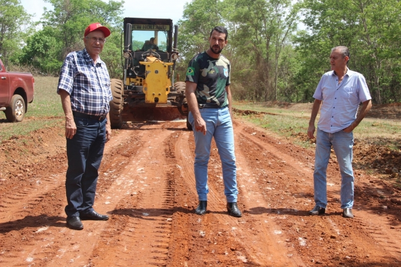 Na manhã de hoje (08), o Prefeito Marcos Coelho fez uma visita há duas regiões da zona rural do município que estão em manutenções desenvolvidas pela Secretaria de Obras. O Prefeito esteve acompanhado do Secretário de Obras, Expedito Castro Júnior, e do Vereador Cláudio Coelho (SD).