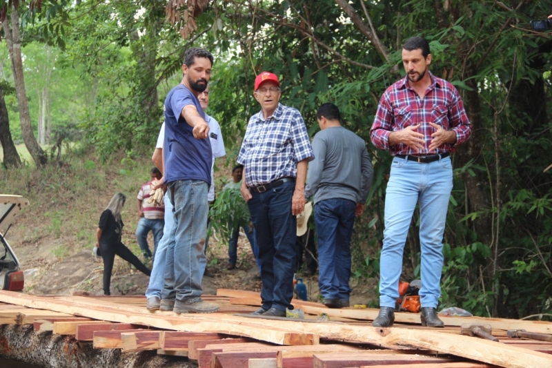 Na manhã de hoje (08), o Prefeito Marcos Coelho fez uma visita há duas regiões da zona rural do município que estão em manutenções desenvolvidas pela Secretaria de Obras. O Prefeito esteve acompanhado do Secretário de Obras, Expedito Castro Júnior, e do Vereador Cláudio Coelho (SD).