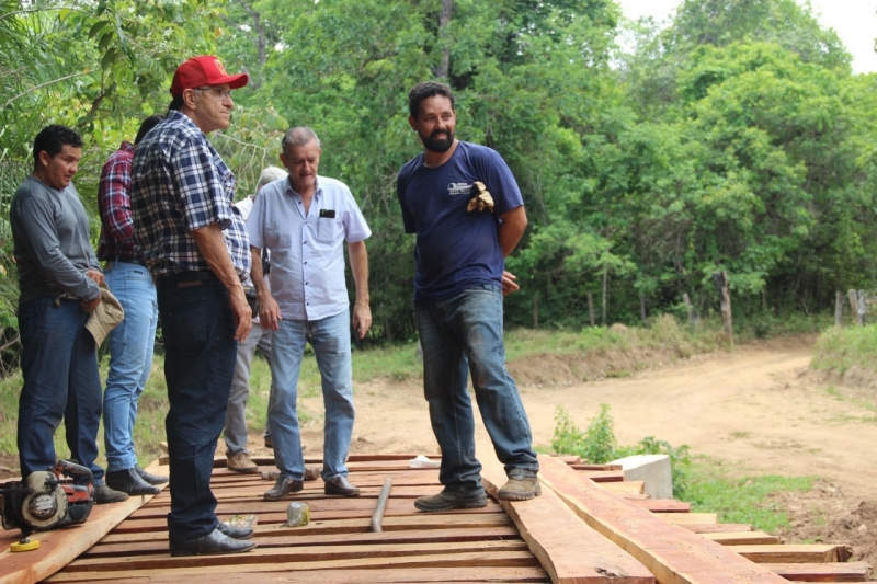 Na manhã de hoje (08), o Prefeito Marcos Coelho fez uma visita há duas regiões da zona rural do município que estão em manutenções desenvolvidas pela Secretaria de Obras. O Prefeito esteve acompanhado do Secretário de Obras, Expedito Castro Júnior, e do Vereador Cláudio Coelho (SD).