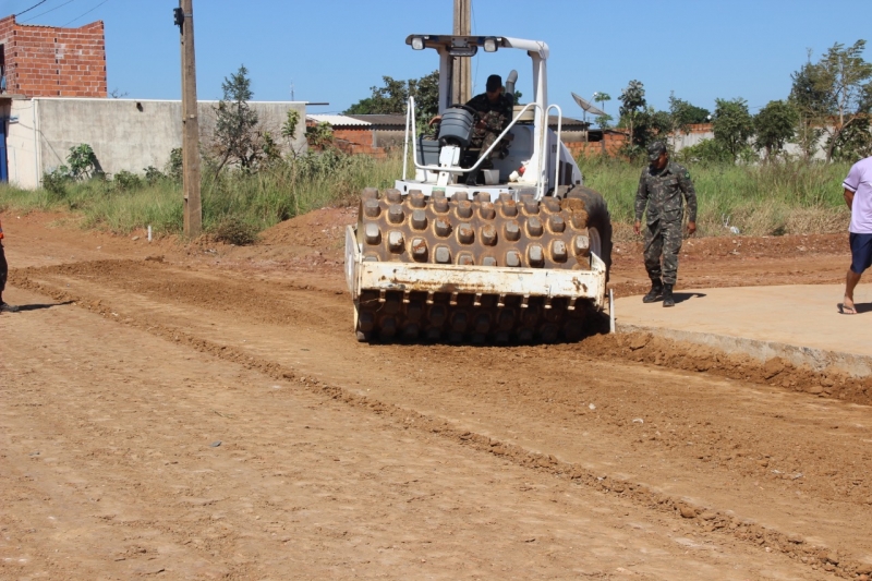 A Prefeitura de Araguari, através da Secretaria de Obras mantém o cronograma de asfaltamento das vias do Bairro Vieno, e com o 2º Batalhão Ferroviário responsável pela execução dos serviços.