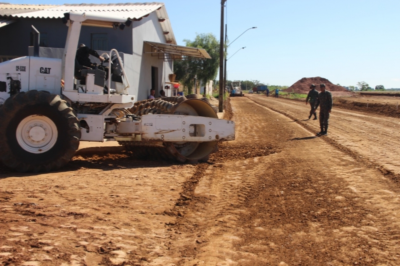 A Prefeitura de Araguari, através da Secretaria de Obras mantém o cronograma de asfaltamento das vias do Bairro Vieno, e com o 2º Batalhão Ferroviário responsável pela execução dos serviços.