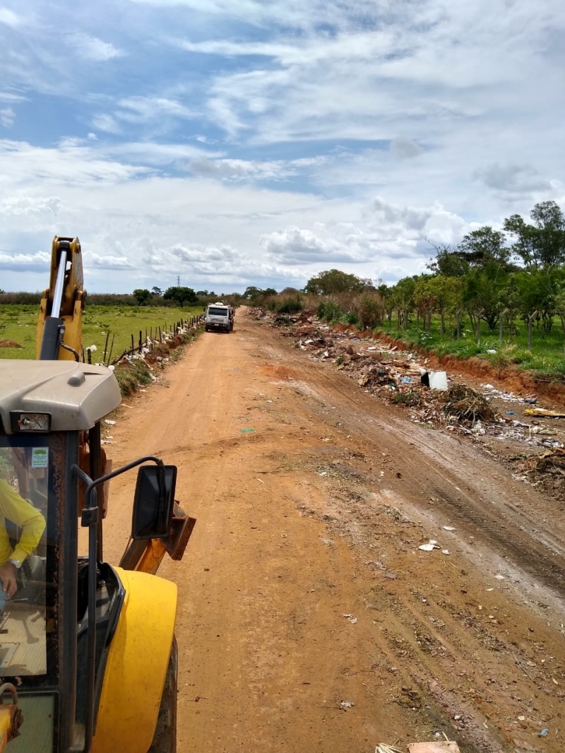 A Prefeitura de Araguari, através da Secretaria de Serviços Urbanos e Distritais continua realizando a limpeza nos logradouros públicos do município. Os serviços são constantes tanto na parte de poda, capina, varrição e retirada de entulho em pontos diferentes. Os serviços foram realizados nas últimas semanas em várias partes da cidade, com destaque para o início da estrada de ligação entre o bairro Portal de Fátima a Fazenda Cachoeirinha.