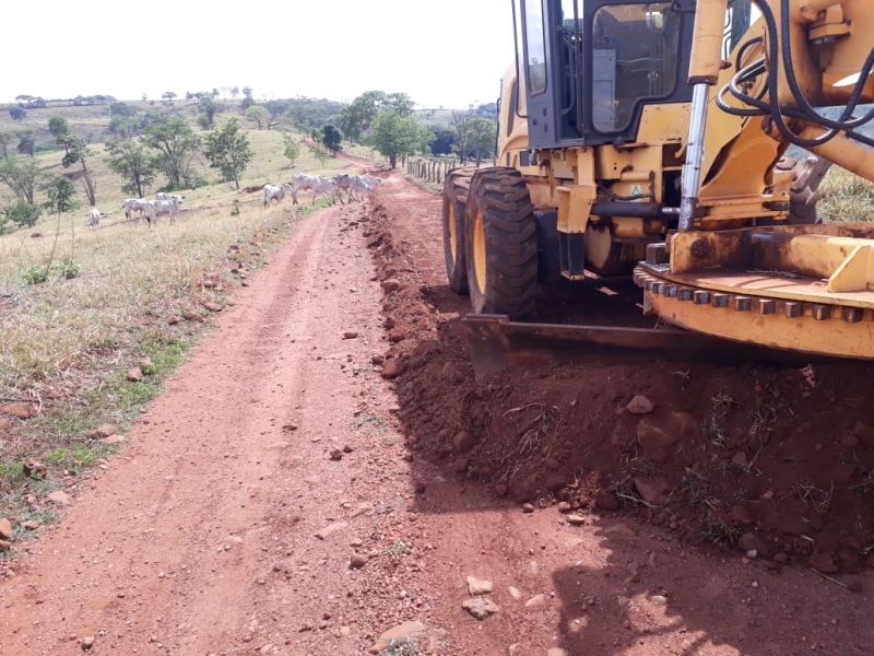 A Prefeitura de Araguari, através da Secretaria de Obras inicia esta segunda semana do mês de novembro, com sete equipes espalhadas por regiões diferentes no trabalho de manutenção das estradas rurais do município.