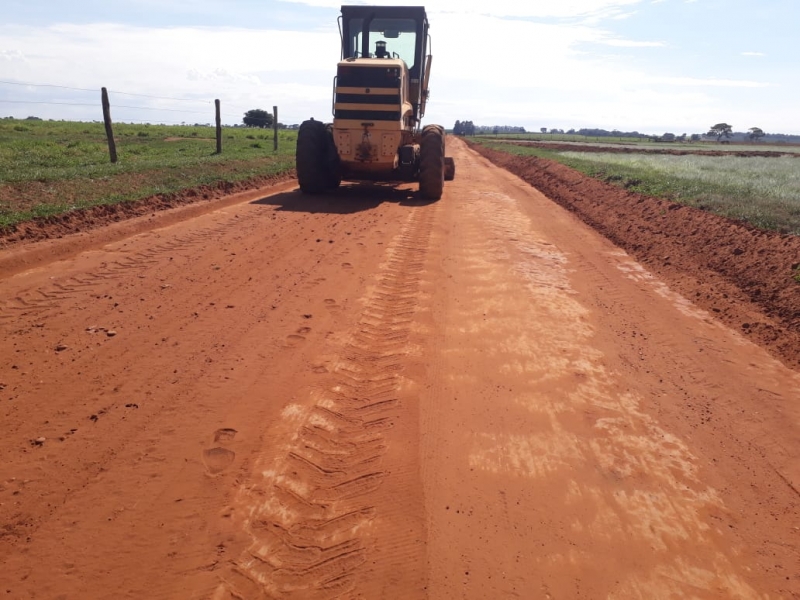 A Prefeitura de Araguari, através da Secretaria de Obras inicia esta segunda semana do mês de novembro, com sete equipes espalhadas por regiões diferentes no trabalho de manutenção das estradas rurais do município.