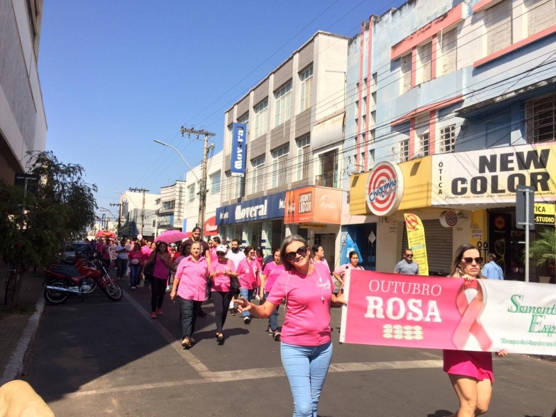 Na terça-feira (01) foi dado início as atividades alusivas ao "Outubro Rosa", realizadas pela Secretaria de Saúde. A Caminhada do Outubro Rosa aconteceu na manhã dessa 3ª feira, com envolvimento de vários setores da Secretaria de Saúde e apoio de diversas secretarias da Prefeitura, além da parceria com a ONG Semente Esperança, do IMEPAC – Instituto Master de Educação Presidente Antônio Carlos, Associação do Câncer de Uberlândia, Academia Zurc e Rotary Club Araguari.