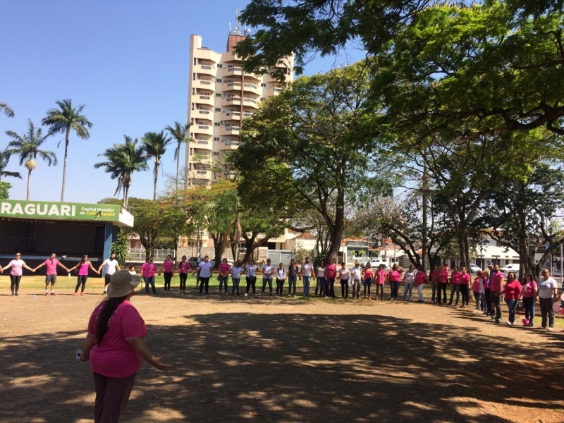 Na terça-feira (01) foi dado início as atividades alusivas ao "Outubro Rosa", realizadas pela Secretaria de Saúde. A Caminhada do Outubro Rosa aconteceu na manhã dessa 3ª feira, com envolvimento de vários setores da Secretaria de Saúde e apoio de diversas secretarias da Prefeitura, além da parceria com a ONG Semente Esperança, do IMEPAC – Instituto Master de Educação Presidente Antônio Carlos, Associação do Câncer de Uberlândia, Academia Zurc e Rotary Club Araguari.