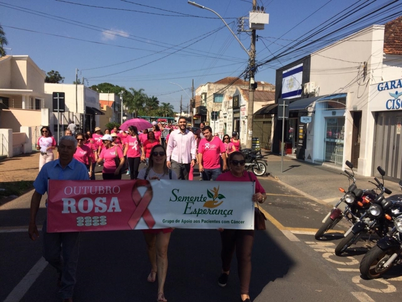 Na terça-feira (01) foi dado início as atividades alusivas ao "Outubro Rosa", realizadas pela Secretaria de Saúde. A Caminhada do Outubro Rosa aconteceu na manhã dessa 3ª feira, com envolvimento de vários setores da Secretaria de Saúde e apoio de diversas secretarias da Prefeitura, além da parceria com a ONG Semente Esperança, do IMEPAC – Instituto Master de Educação Presidente Antônio Carlos, Associação do Câncer de Uberlândia, Academia Zurc e Rotary Club Araguari.