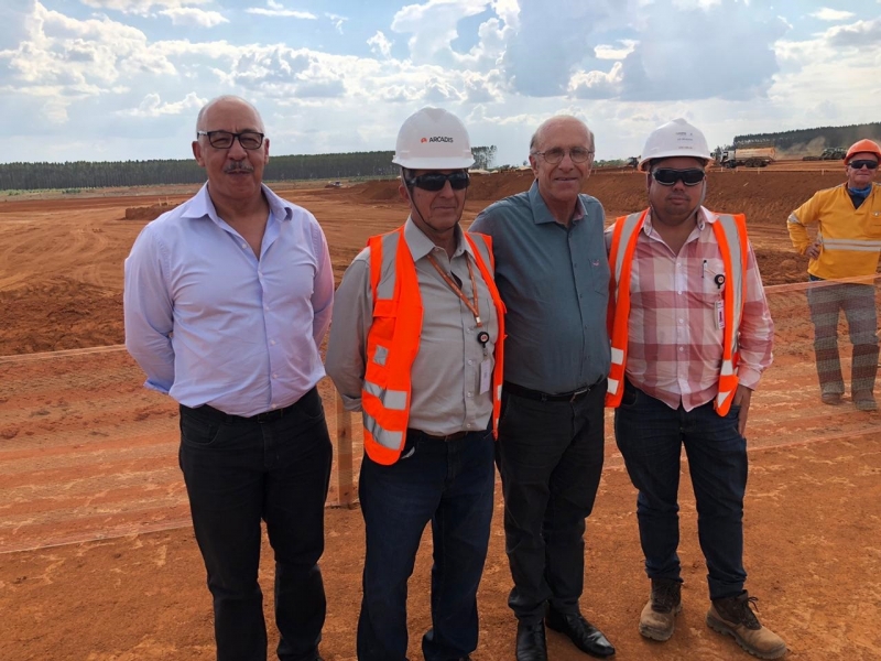 Na tarde de hoje (07), o Prefeito Marcos Coelho acompanhado do Secretário de Gabinete, Ailton Donisete de Souza, visitaram o canteiro de obras onde será construída a LD Celulose.