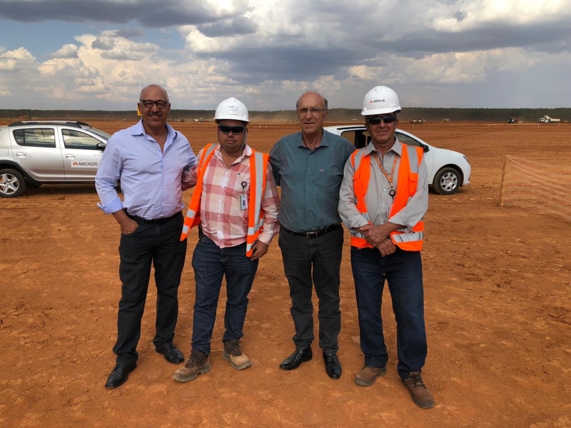 Na tarde de hoje (07), o Prefeito Marcos Coelho acompanhado do Secretário de Gabinete, Ailton Donisete de Souza, visitaram o canteiro de obras onde será construída a LD Celulose.