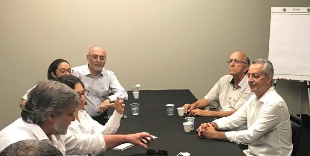 O Prefeito Marcos Coelho e o Prefeito de Indianópolis, Lindomar Amaro Borges se reuniram na manhã de hoje com os investidores internacionais da LD Celulose.