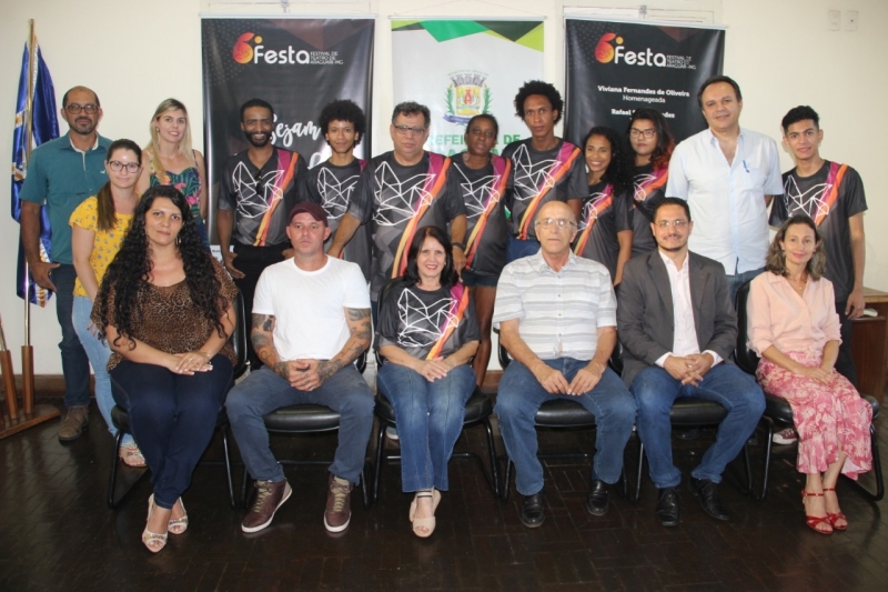 Aconteceu na tarde desta segunda-feira (14), no Gabinete do Prefeito Marcos Coelho com a presença de vários Secretários Municipais, do Vereador Jander Patrocínio, Arley Silvério, Nassim Guerra, Viviane Fernandes, representantes dos municípios de Indianópolis e de Cascalho Rico e dos integrantes do Grupo de Teatro Sol o lançamento do 6º Festival de Teatro de Araguari.