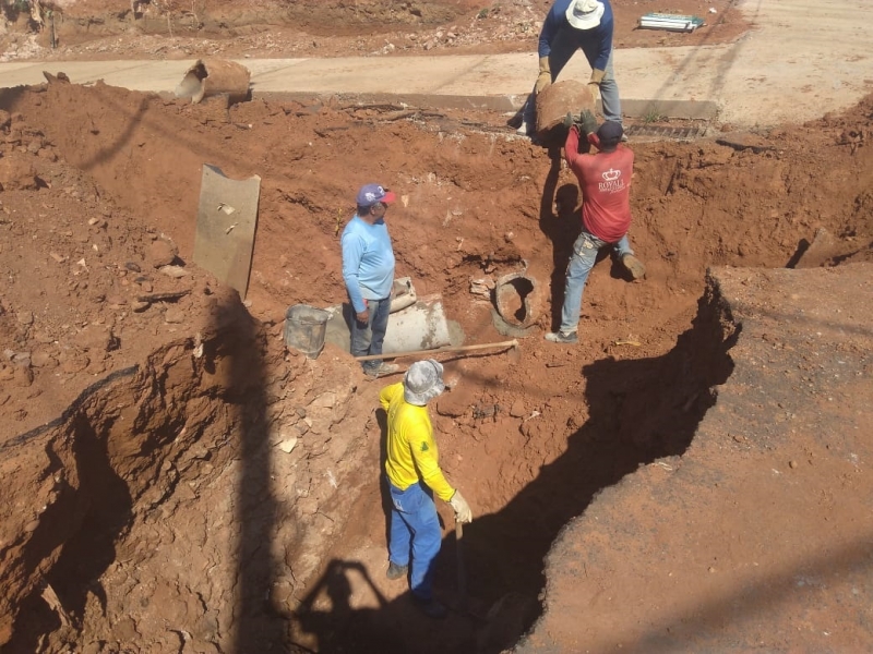 A Prefeitura de Araguari, através da Secretaria de Obras deu início às obras de recuperação da parte final da Rua Abolição no Bairro do Bosque. O local vinha a anos apresentando muitas dificuldades para os moradores do setor, principalmente no escoamento de água pluvial, limpeza das casas e circulação de veículos.