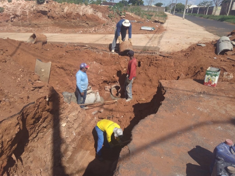 A Prefeitura de Araguari, através da Secretaria de Obras deu início às obras de recuperação da parte final da Rua Abolição no Bairro do Bosque. O local vinha a anos apresentando muitas dificuldades para os moradores do setor, principalmente no escoamento de água pluvial, limpeza das casas e circulação de veículos.