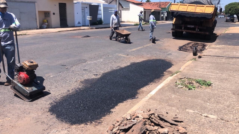 A Prefeitura de Araguari, através da Secretaria de Obras informa sobre operação tapa-buracos realizada nesta terça-feira (15)