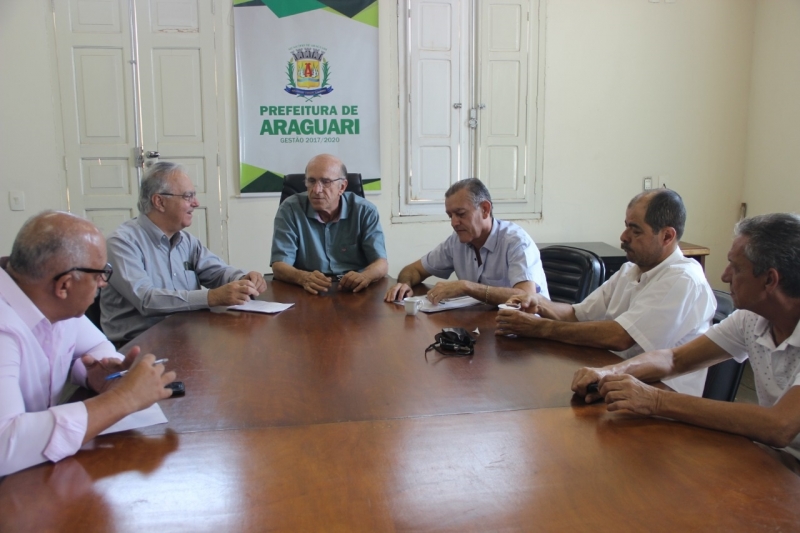 A Prefeitura de Araguari, por meio da Secretaria de Obras está preparando a ornamentação do município para as comemorações natalinas, como ocorre sempre nos meses finais do ano.