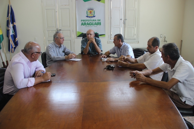 A Prefeitura de Araguari, por meio da Secretaria de Obras está preparando a ornamentação do município para as comemorações natalinas, como ocorre sempre nos meses finais do ano.