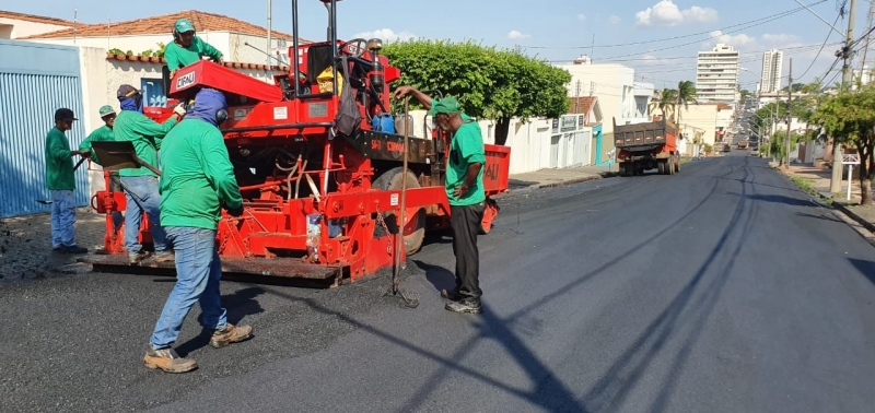 A Prefeitura de Araguari, por meio da Secretaria de Obras e Secretaria de Planejamento, Orçamento e Habitação iniciou hoje (17), o recapeamento de três importantes vias do município.