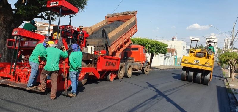 A Prefeitura de Araguari, por meio da Secretaria de Obras e Secretaria de Planejamento, Orçamento e Habitação iniciou hoje (17), o recapeamento de três importantes vias do município.