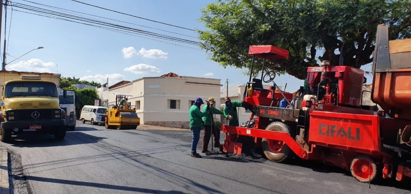 A Prefeitura de Araguari, por meio da Secretaria de Obras e Secretaria de Planejamento, Orçamento e Habitação iniciou hoje (17), o recapeamento de três importantes vias do município.