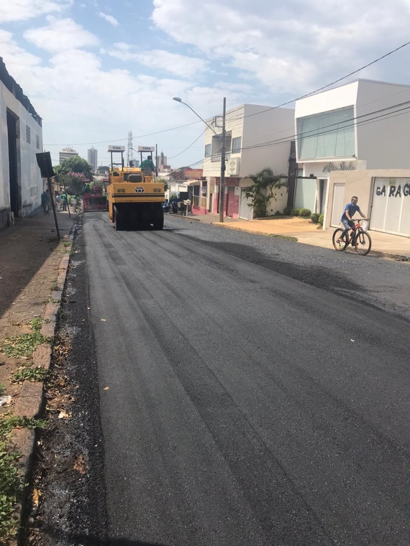 A Prefeitura de Araguari, por meio da Secretaria de Obras e Secretaria de Planejamento, Orçamento e Habitação iniciou hoje (17), o recapeamento de três importantes vias do município.