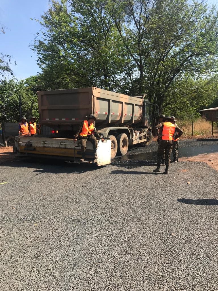 A Prefeitura de Araguari, através da Secretaria de Obras acompanha o seguimento do cronograma de asfaltamento no bairro Vieno. Os serviços foram reiniciados nesta semana, e por ocasião de chuvas nas semanas anteriores impossibilitou a atuação dos militares do 2º Batalhão Ferroviário.