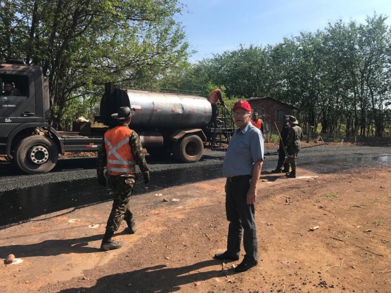 A Prefeitura de Araguari, através da Secretaria de Obras acompanha o seguimento do cronograma de asfaltamento no bairro Vieno. Os serviços foram reiniciados nesta semana, e por ocasião de chuvas nas semanas anteriores impossibilitou a atuação dos militares do 2º Batalhão Ferroviário.