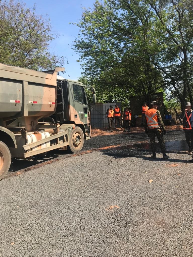 A Prefeitura de Araguari, através da Secretaria de Obras acompanha o seguimento do cronograma de asfaltamento no bairro Vieno. Os serviços foram reiniciados nesta semana, e por ocasião de chuvas nas semanas anteriores impossibilitou a atuação dos militares do 2º Batalhão Ferroviário.