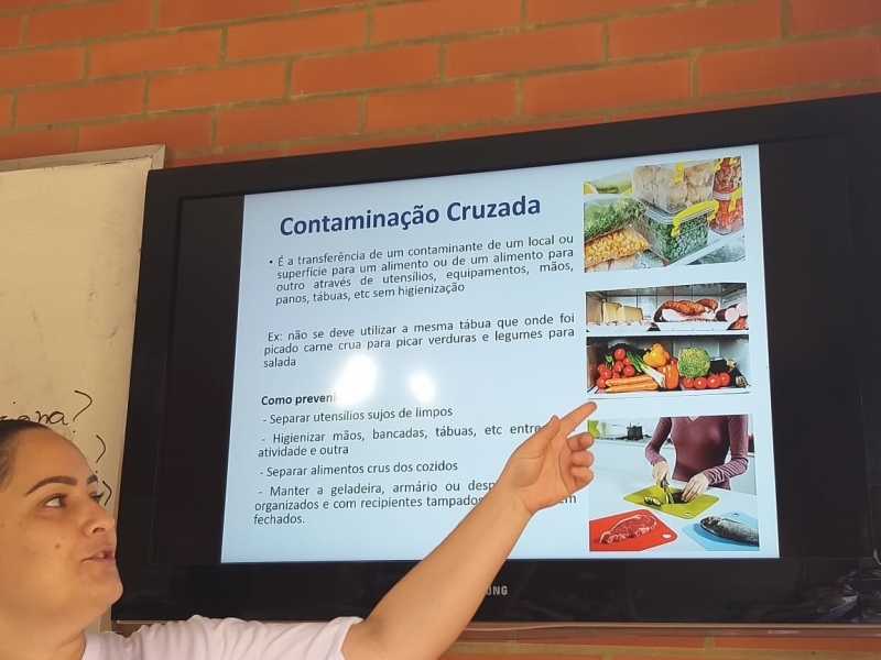 No último sábado 19/10, o Serviço de Inspeção Municipal realizou mais uma palestra do projeto educacional "Alimento Seguro" em parceira com a Secretaria Municipal de Educação. A segunda palestra do projeto aconteceu no Virtual Cursos e Treinamentos, para alunos do curso de auxiliar de veterinário e foi ministrada pela Agente de Inspeção Municipal e Médica Veterinária Dra Cinthia Lorena Rezende Gonçalves.