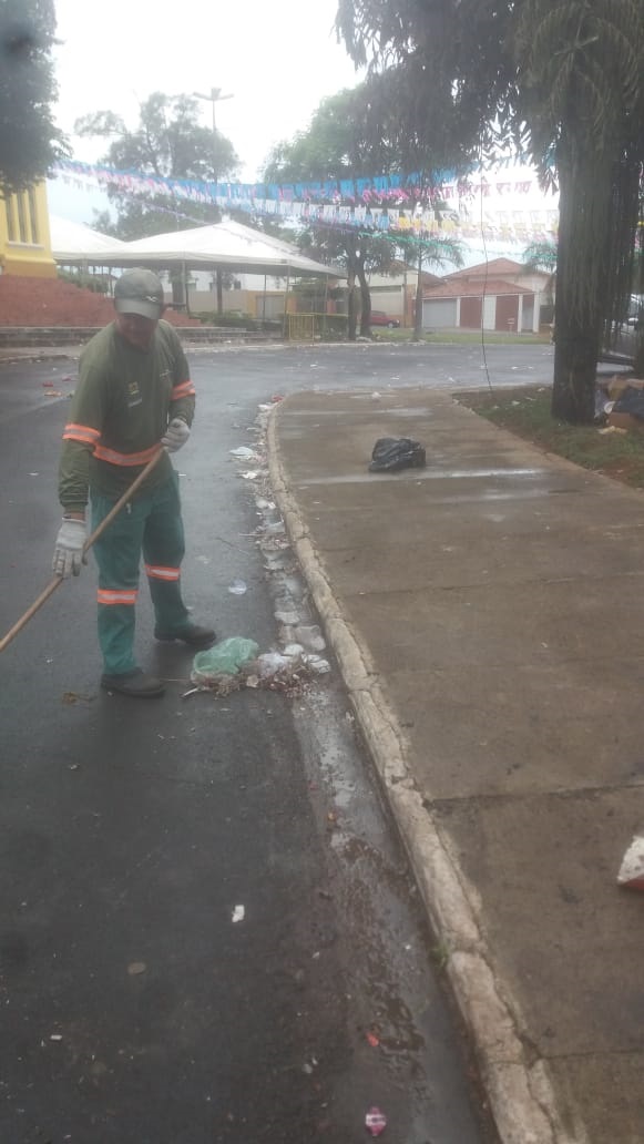 A Prefeitura de Araguari, por meio da Secretaria de Serviços Urbanos e Distritais efetuou hoje (21), a limpeza do entorno da Praça do Rosário, local que concentrou a Festa de Nossa Senhora do Rosário e São Benedito nas duas últimas semanas.