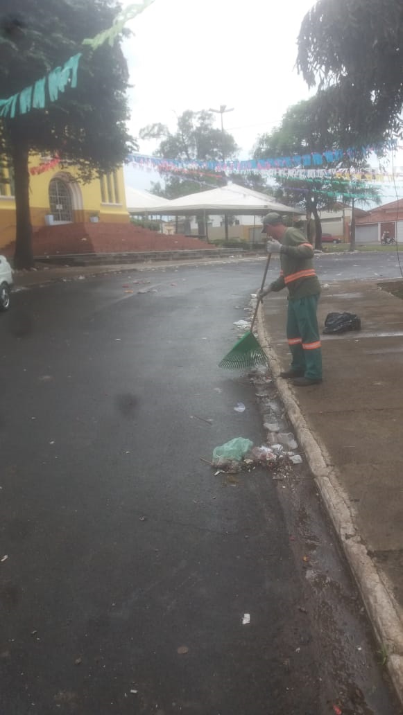 A Prefeitura de Araguari, por meio da Secretaria de Serviços Urbanos e Distritais efetuou hoje (21), a limpeza do entorno da Praça do Rosário, local que concentrou a Festa de Nossa Senhora do Rosário e São Benedito nas duas últimas semanas.