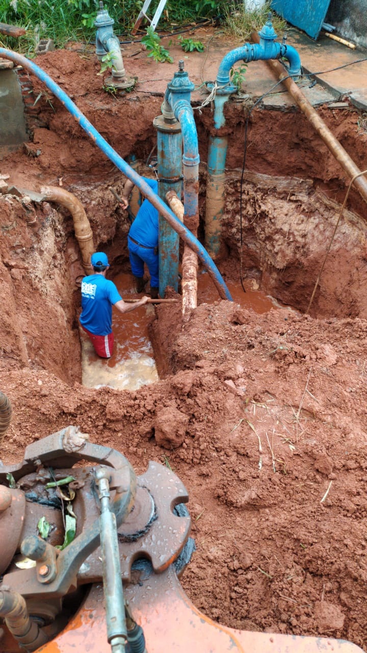 A Superintendência de Água e Esgoto de Araguari – SAE iniciou na manhã desta segunda-feira (21) um serviço na adutora da Bateria do São Benedito. O serviço foi necessário devido à quebra de cano, que transporta água para os Bairros Santa Helena, Gutiérrez, Aeroporto, Aeroporto Sul.