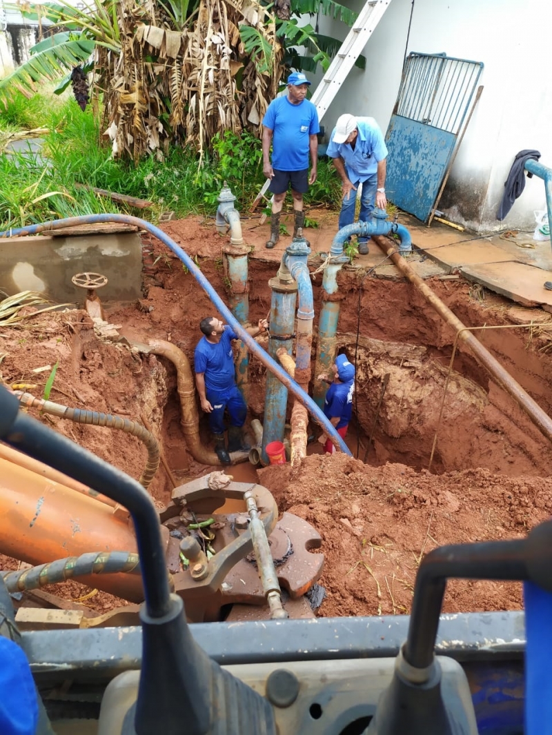 A Superintendência de Água e Esgoto de Araguari – SAE iniciou na manhã desta segunda-feira (21) um serviço na adutora da Bateria do São Benedito. O serviço foi necessário devido à quebra de cano, que transporta água para os Bairros Santa Helena, Gutiérrez, Aeroporto, Aeroporto Sul.